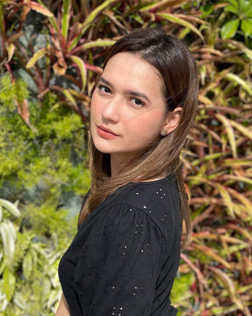 8 Inspirasi Daily Makeup Look ala Mayang Yudittia, Kece Banget!