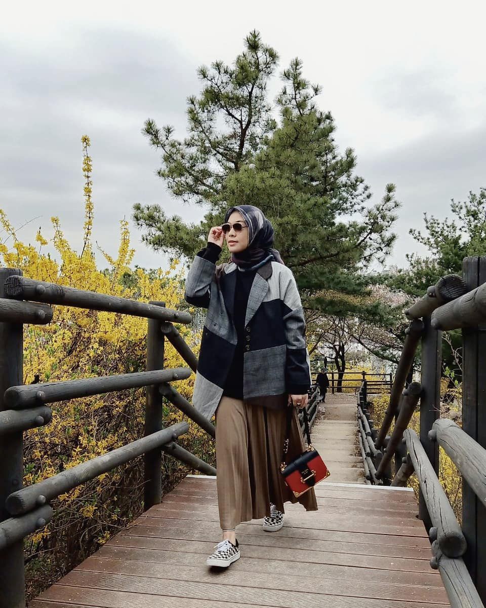 11 Padu Padan Outfit Warna Cokelat Dian Ayu Lestari, Look Warm!