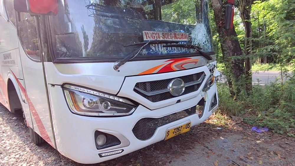 Kenek Truk Tewas Ditabrak Bus Mira di Ngawi