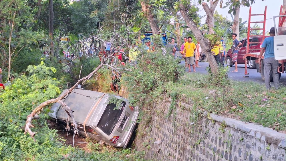 Pulang dari Sarangan, Mobil Wisatawan Cepu Terjun ke Sungai di Magetan