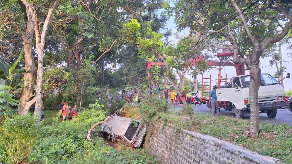 Pulang dari Sarangan, Mobil Wisatawan Cepu Terjun ke Sungai di Magetan