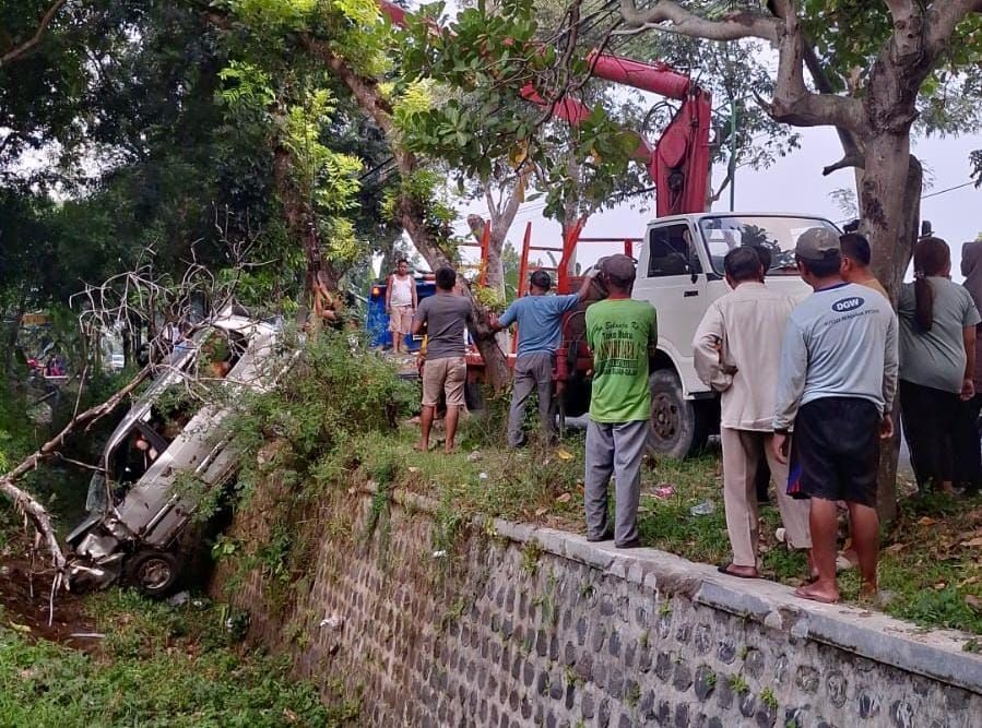 Pulang dari Sarangan, Mobil Wisatawan Cepu Terjun ke Sungai di Magetan