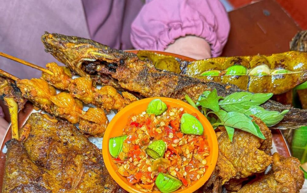 Sego Sambel Maknyus khas Surabaya, menampilkan nasi putih hangat dengan lauk ayam goreng dan sambal pedas menggugah selera