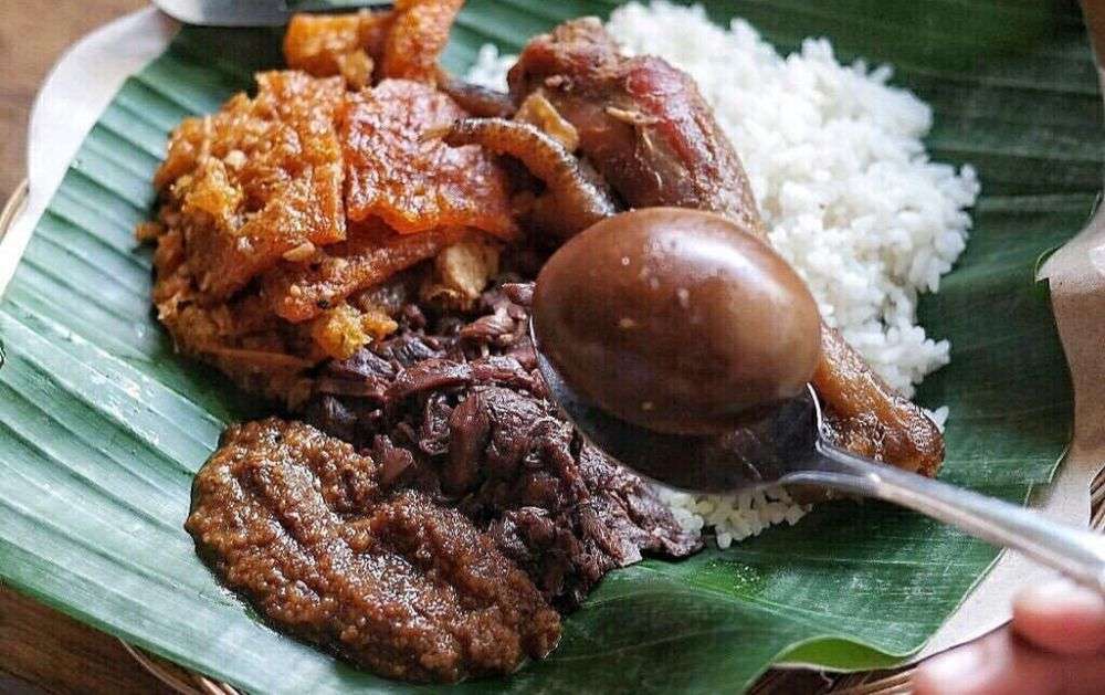 Rekomendasi Tempat Makan Gudeg Enak Dekat Stasiun Tugu Jogja