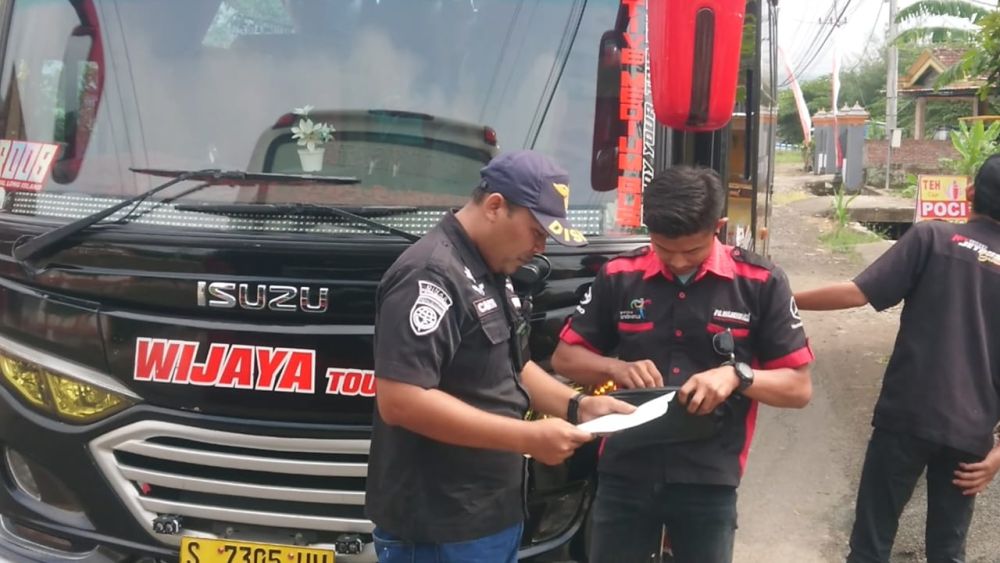 Petugas Merazia Kelayakan Bus Pariwisata di Tulungagung