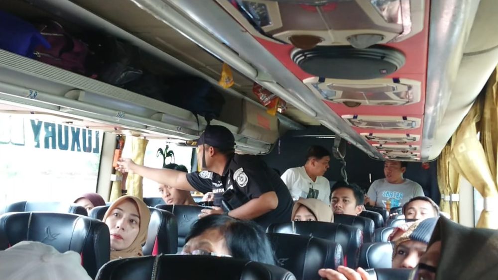 Petugas Merazia Kelayakan Bus Pariwisata di Tulungagung