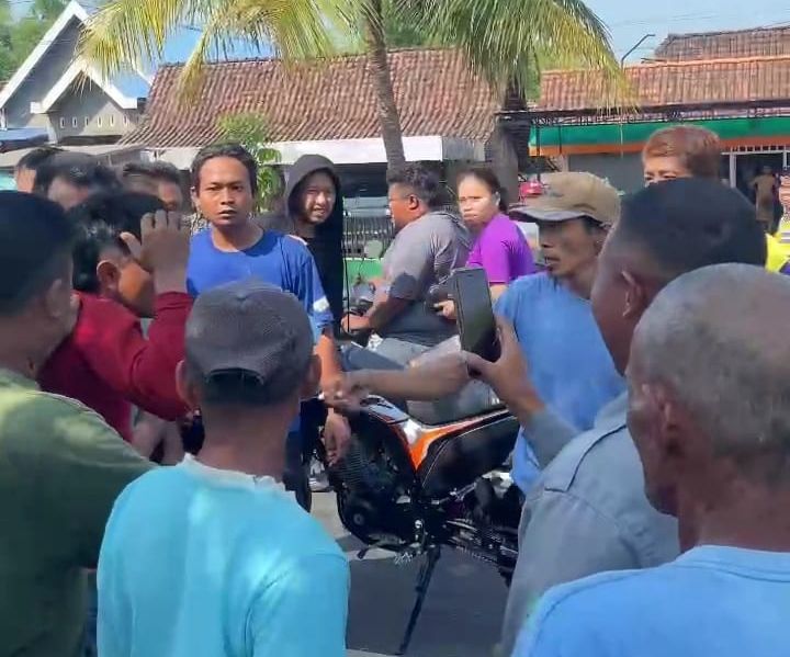 Pencuri Tas Pemilik Warung di Ngawi Babak Belur Dipukul Massa