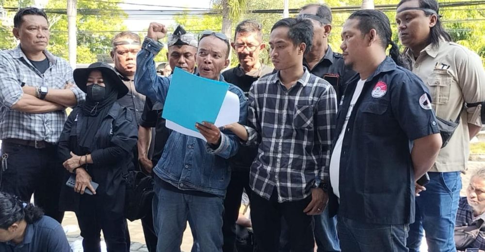 Tolak RUU Penyiaran, Puluhan Wartawan Jalan Mundur Datangi DPRD Ngawi