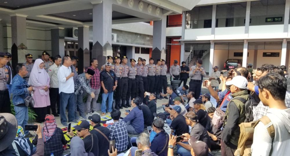 Tolak RUU Penyiaran, Puluhan Wartawan Jalan Mundur Datangi DPRD Ngawi