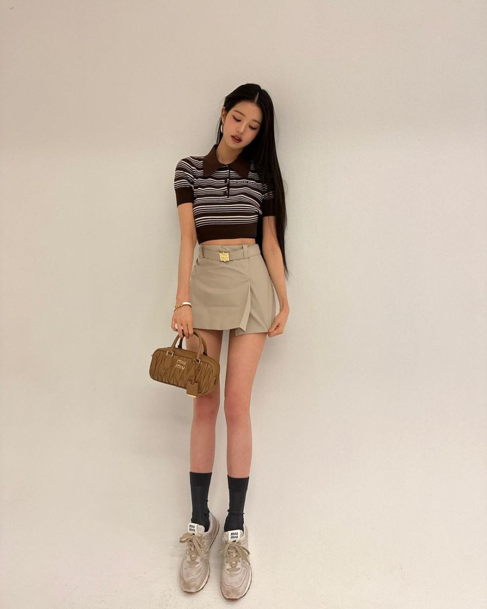 8 Inspirasi Outfit Feminim ala Jang Wonyoung, Manis Banget Pakai Rok!