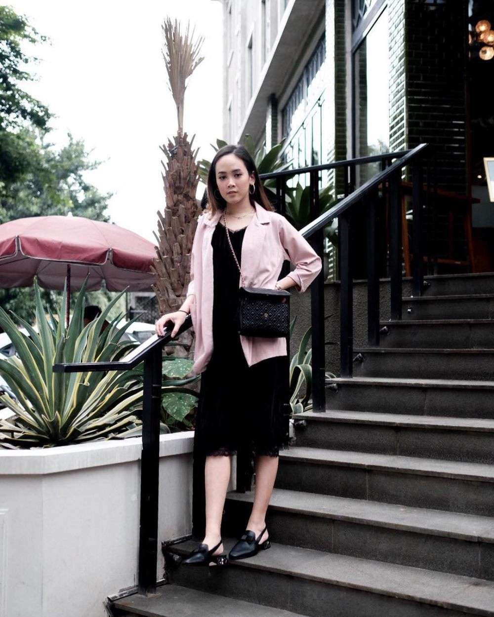 9 Outfit Smart Casual Ala Almiranti Fira, Eye Catching!