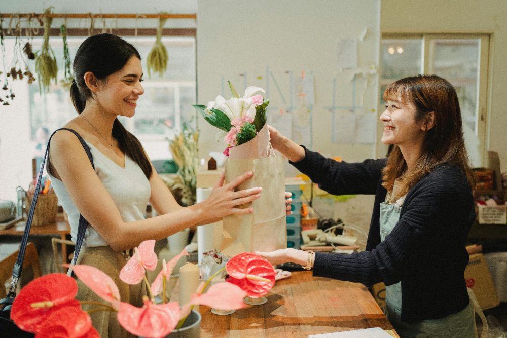 5 Cara Unik Meningkatkan Loyalitas Pelanggan, Jadilah Friendly
