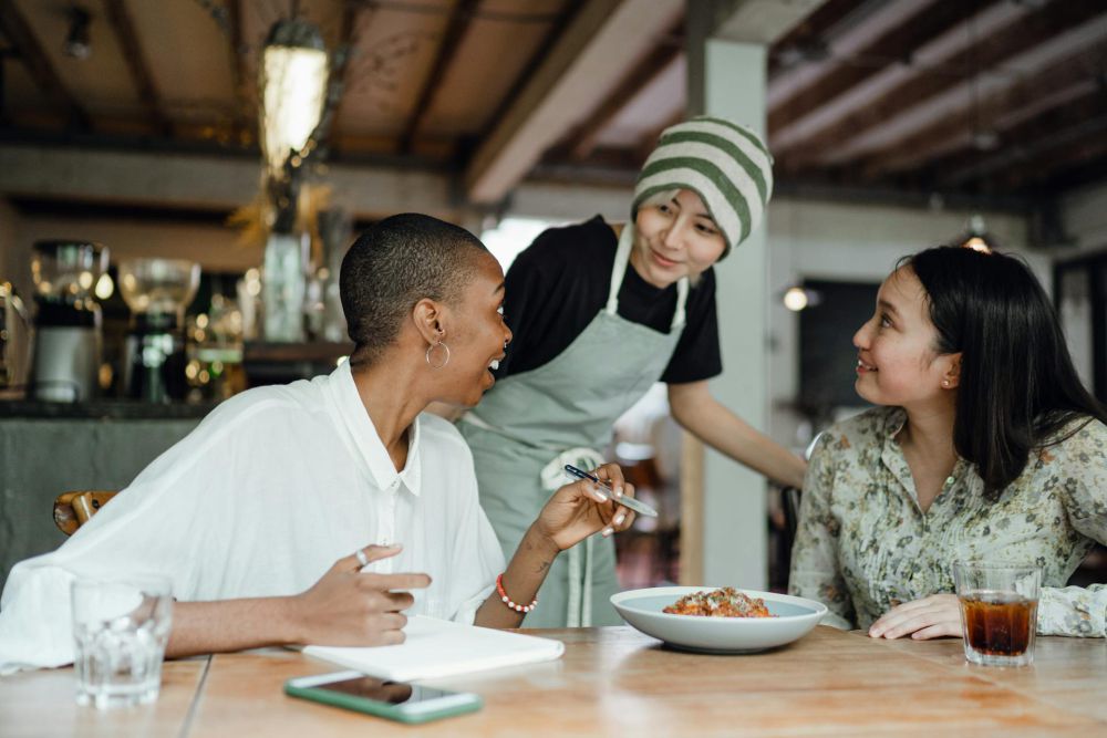 5 Tips Hadapi Orang yang Serakah sama Makanan