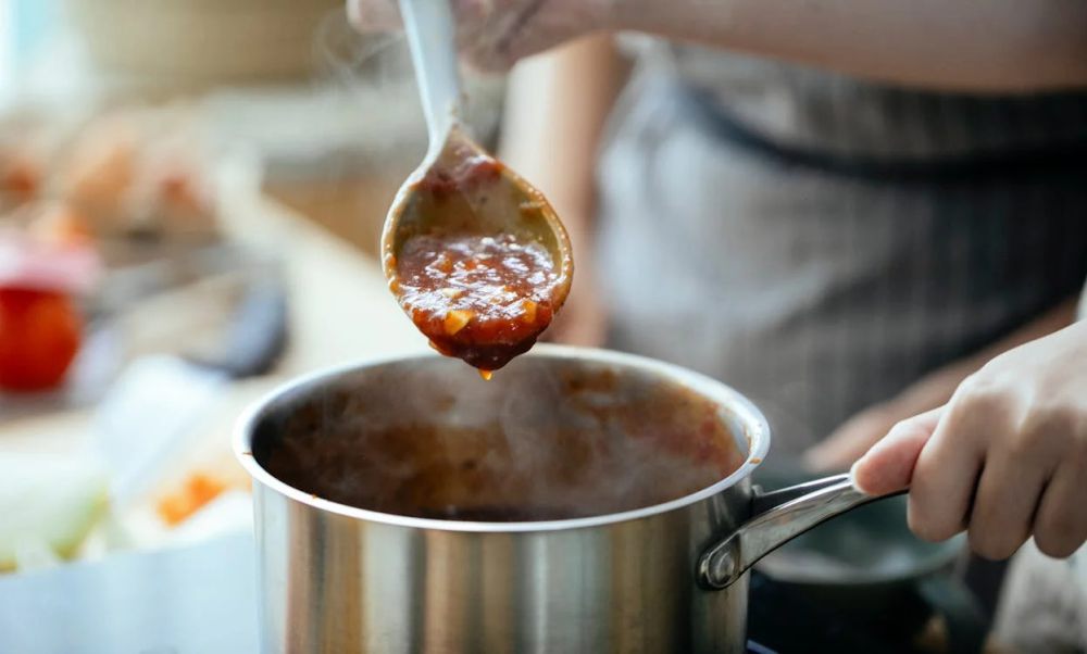 Saus lada hitam kental dengan rasa pedas gurih, pelengkap sempurna untuk steak dan ayam panggang