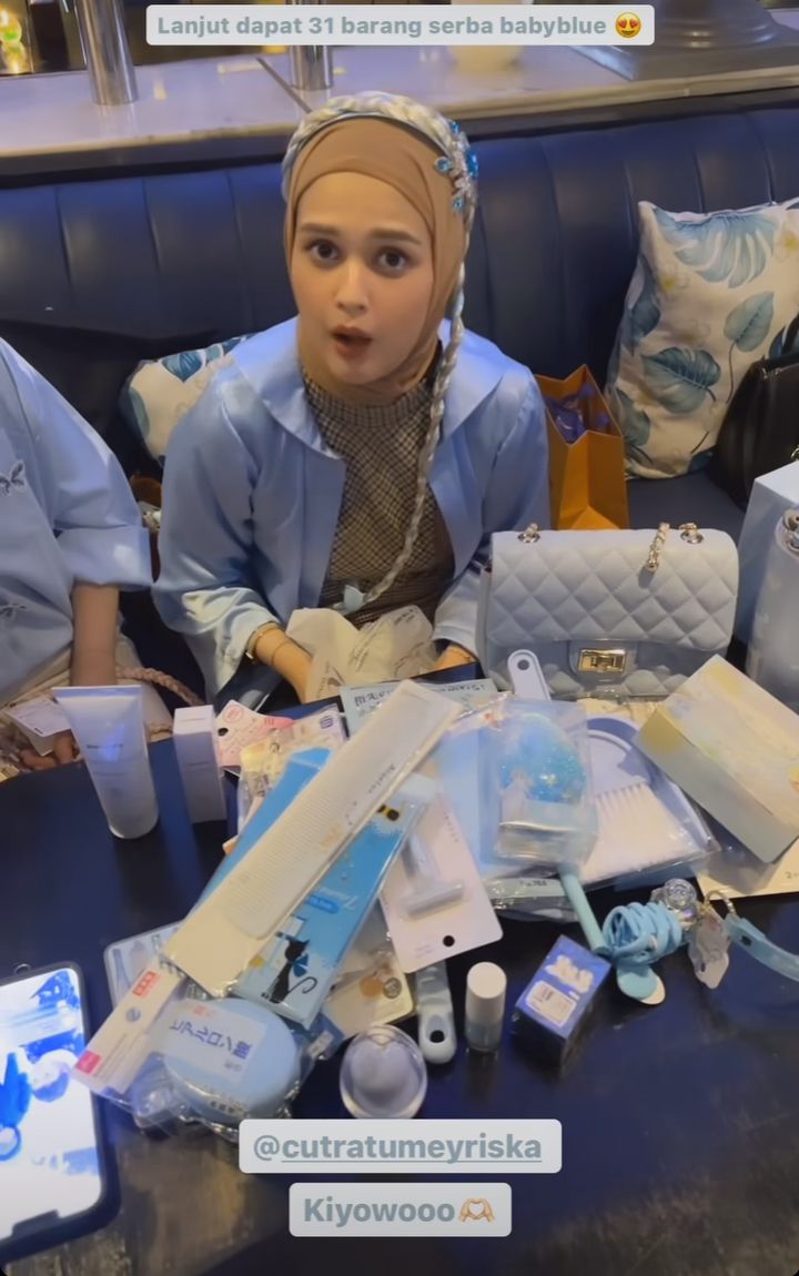 7 Potret Cut Meyriska Dapat Kejutan Ulang Tahun dari Sahabat