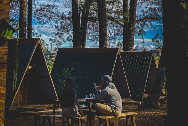 6 Tempat Glamping di Gowa, Panorama Gunung hingga Hutan Pinus