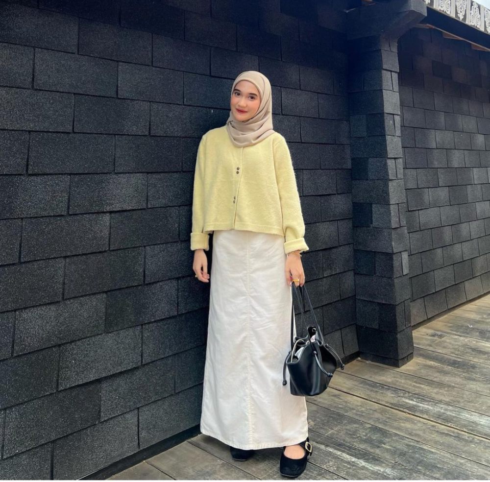 7 Ide Outfit Kuliah Nuansa Kuning ala Selebgram Hijab, Chic Abis!