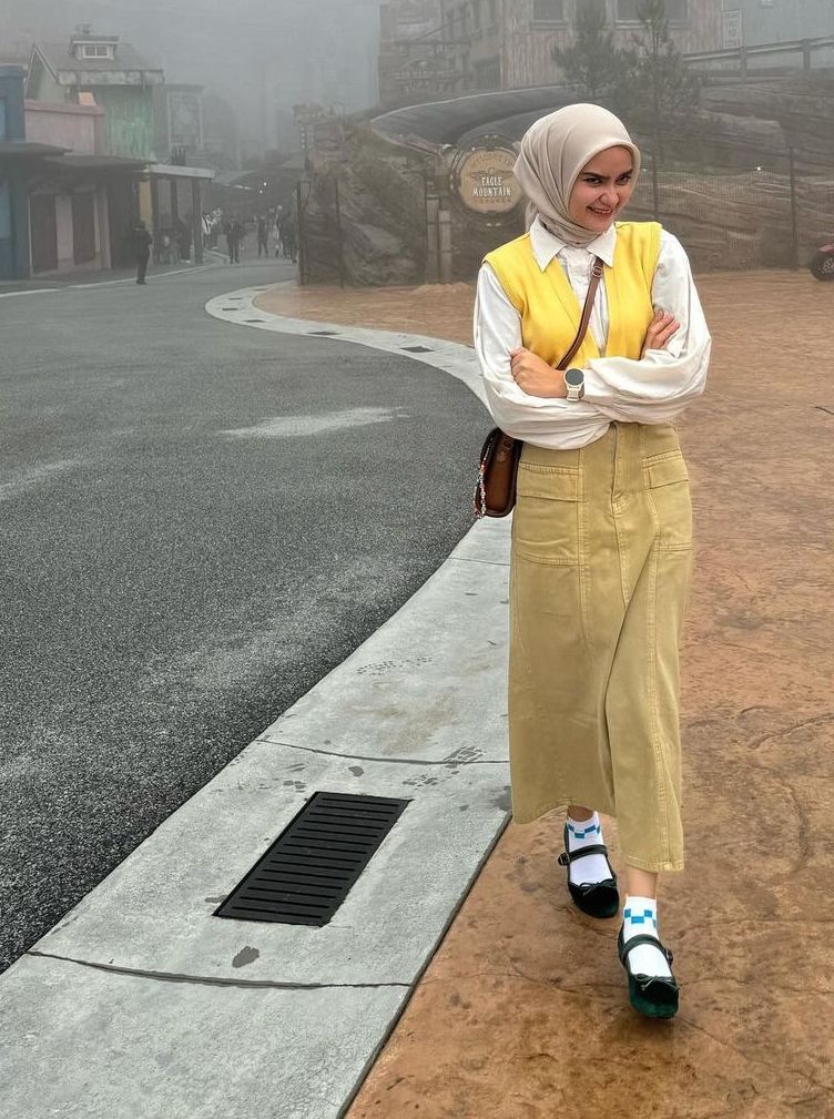 7 Ide Outfit Kuliah Nuansa Kuning ala Selebgram Hijab, Chic Abis!