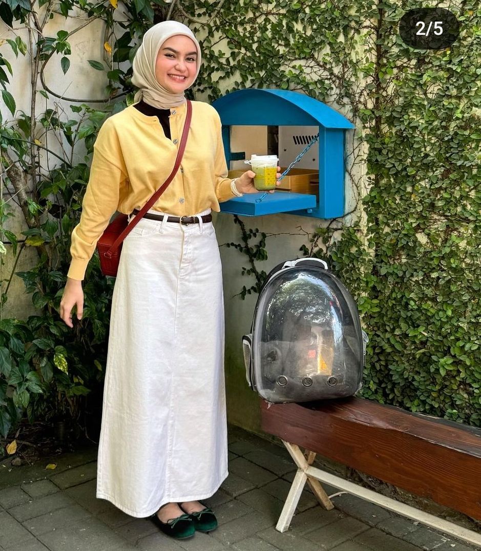 7 Ide Outfit Kuliah Nuansa Kuning ala Selebgram Hijab, Chic Abis!