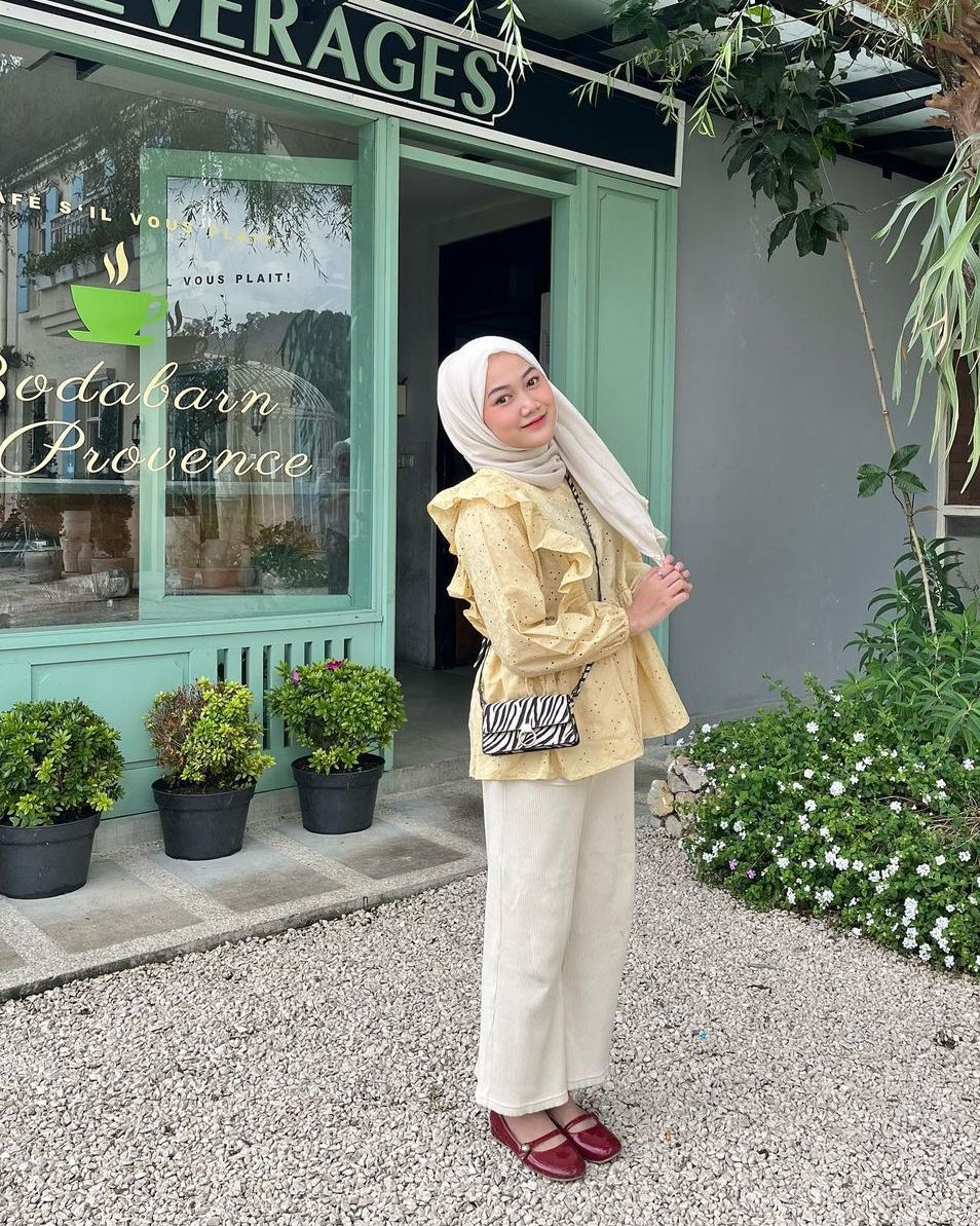 7 Ide Outfit Kuliah Nuansa Kuning ala Selebgram Hijab, Chic Abis!