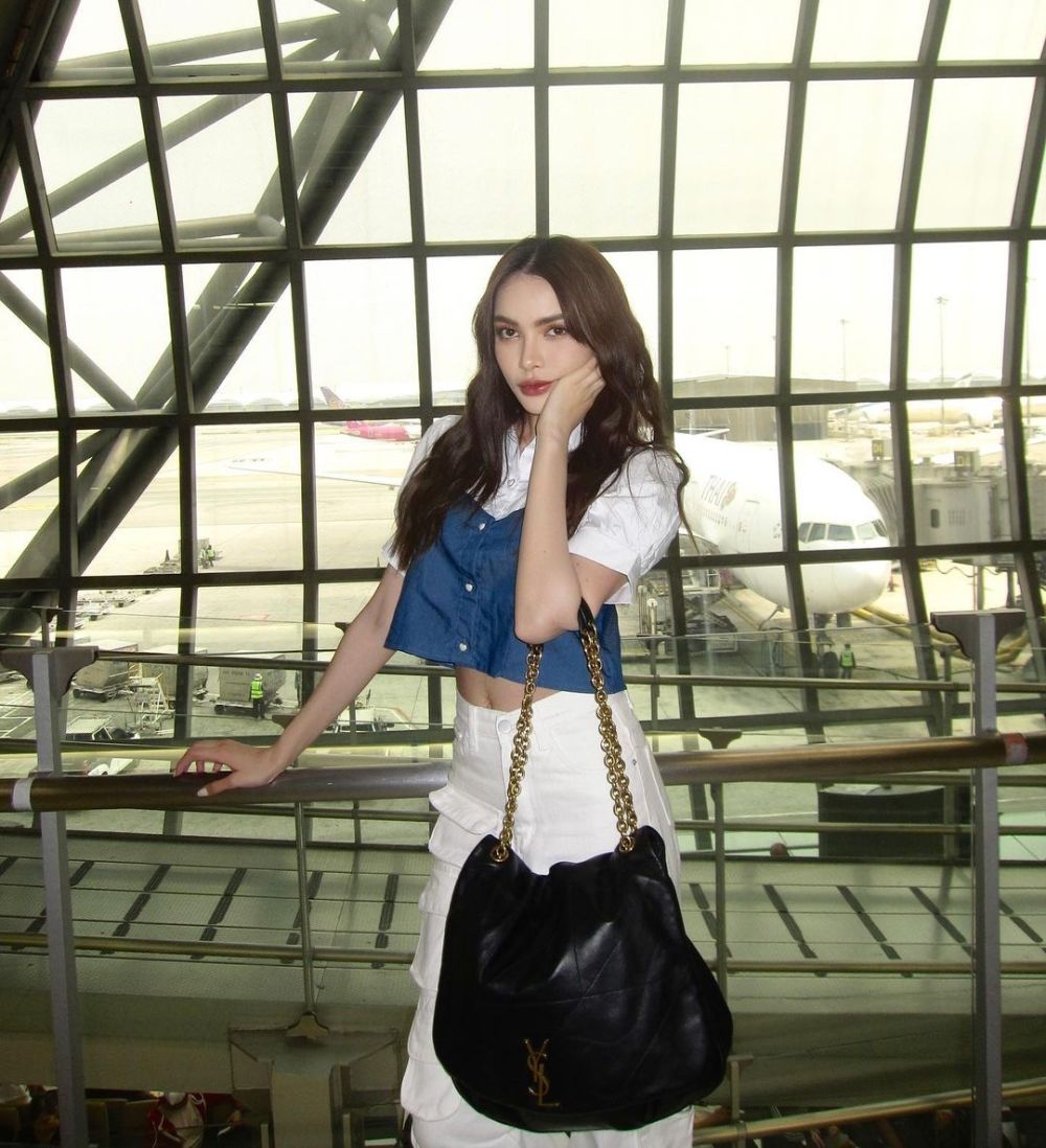 9 Inspirasi Airport Fashion ala Charlotte Austin, Modis Setiap Waktu!