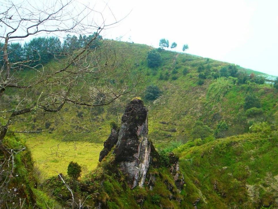 9 Potret Keindahan Gunung Pakuwaja di Wonosobo, Lanskapnya Memesona