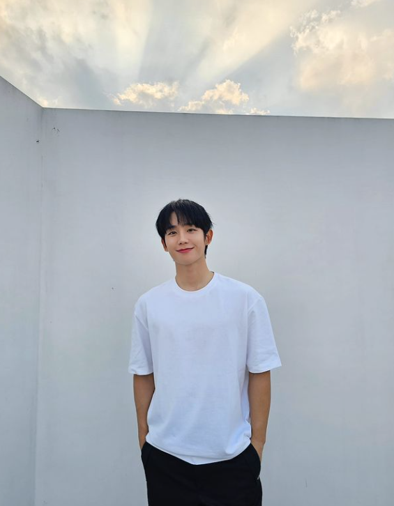 7 Ide OOTD Pakai Atasan Putih ala Jung Hae In