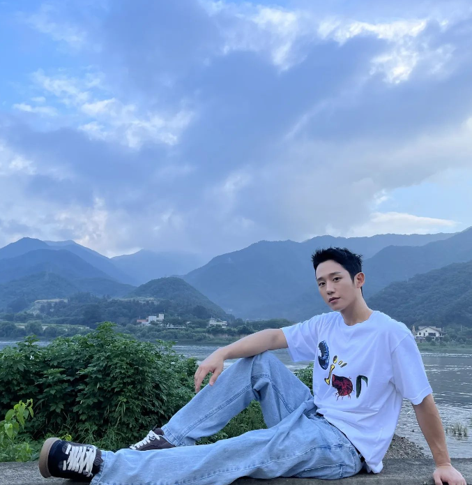 7 Ide OOTD Pakai Atasan Putih ala Jung Hae In