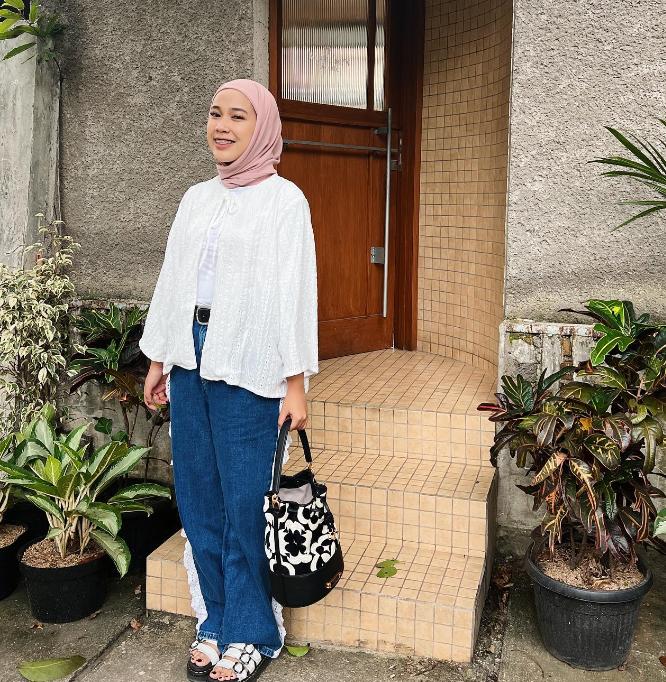 7 Ide OOTD Hijab Pakai Atasan Putih ala Indy Ratna Pratiwi