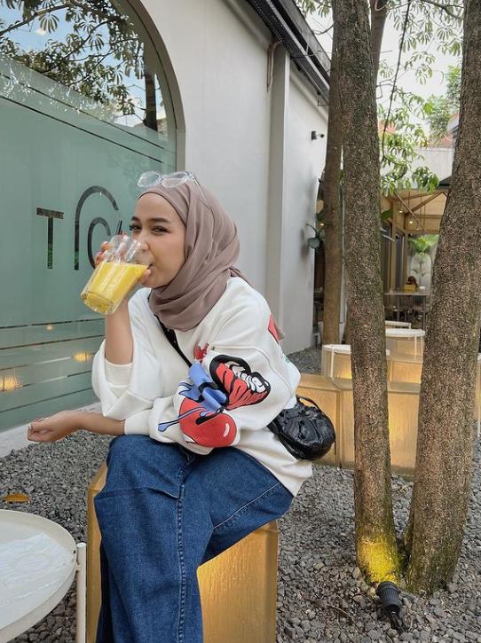 7 Ide OOTD Hijab Pakai Atasan Putih ala Indy Ratna Pratiwi