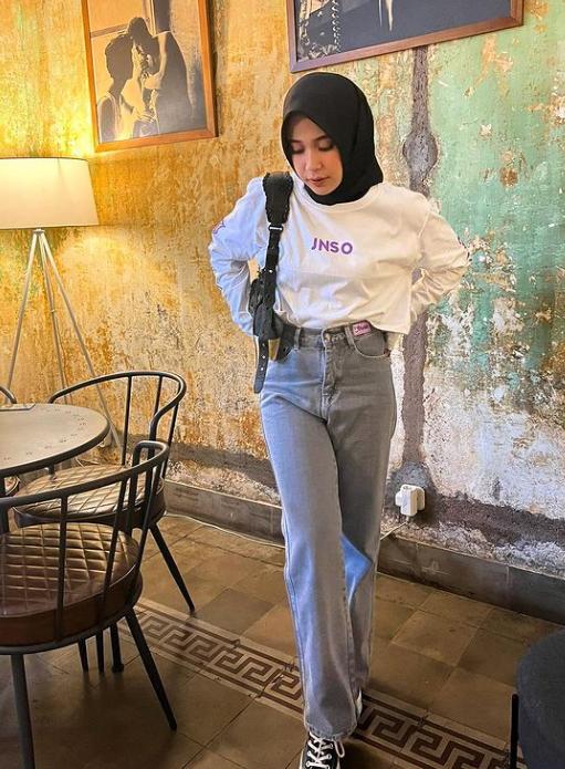 7 Ide OOTD Hijab Pakai Atasan Putih ala Indy Ratna Pratiwi