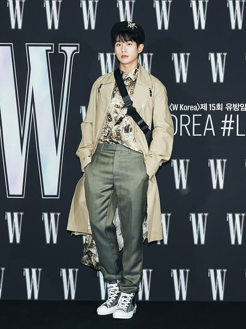 7 Inspirasi Outfit Leather ala Jung Hae In, Pesona Chic dan Maskulin!