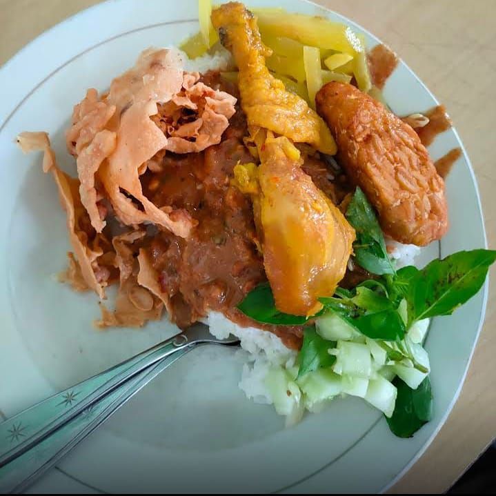 7 Tempat Sarapan Nasi Pecel di Sekitar Alun-alun Jember