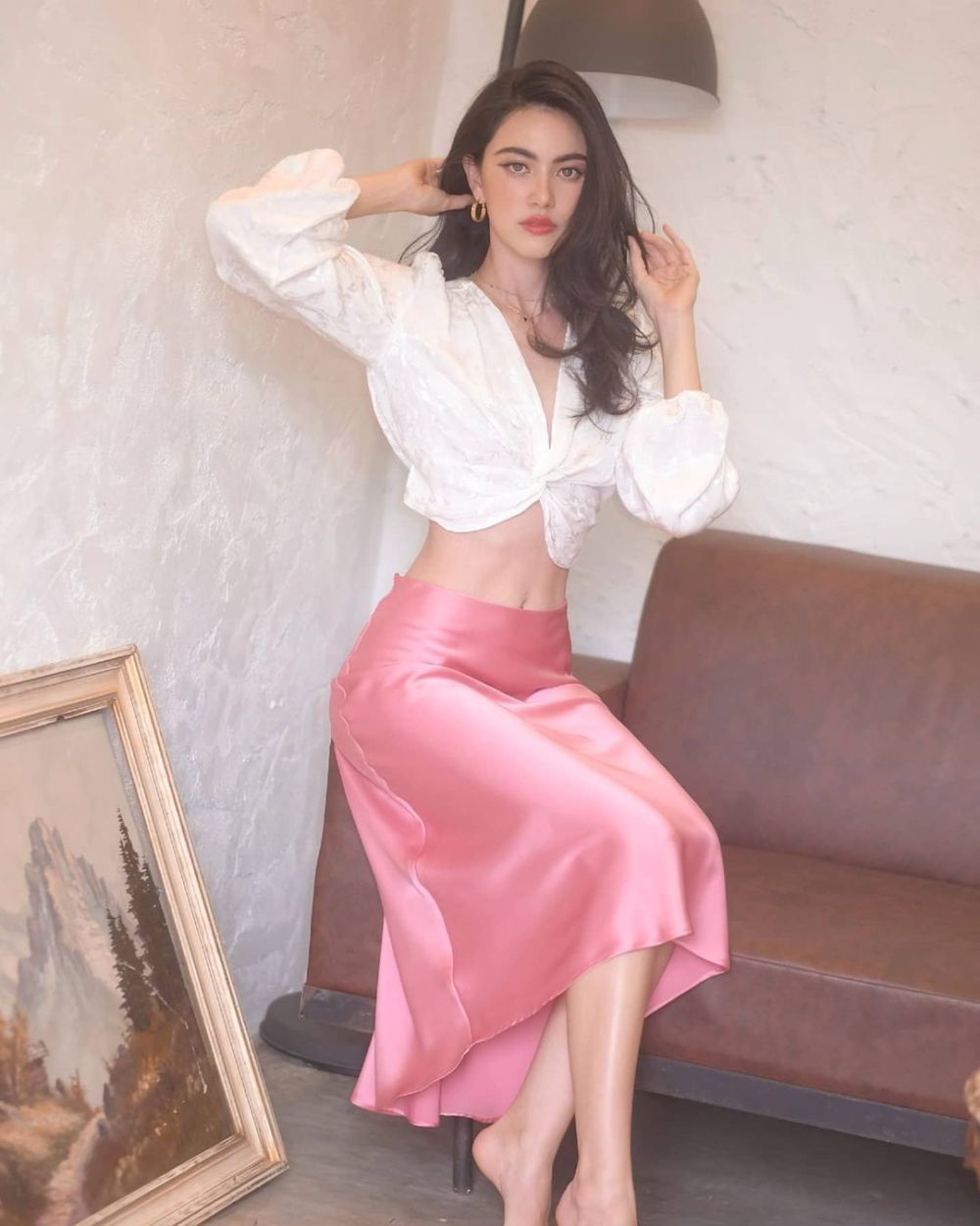 7 Ide Padu Padan Outfit Warna Pink ala Davika Hoorne, Manis!