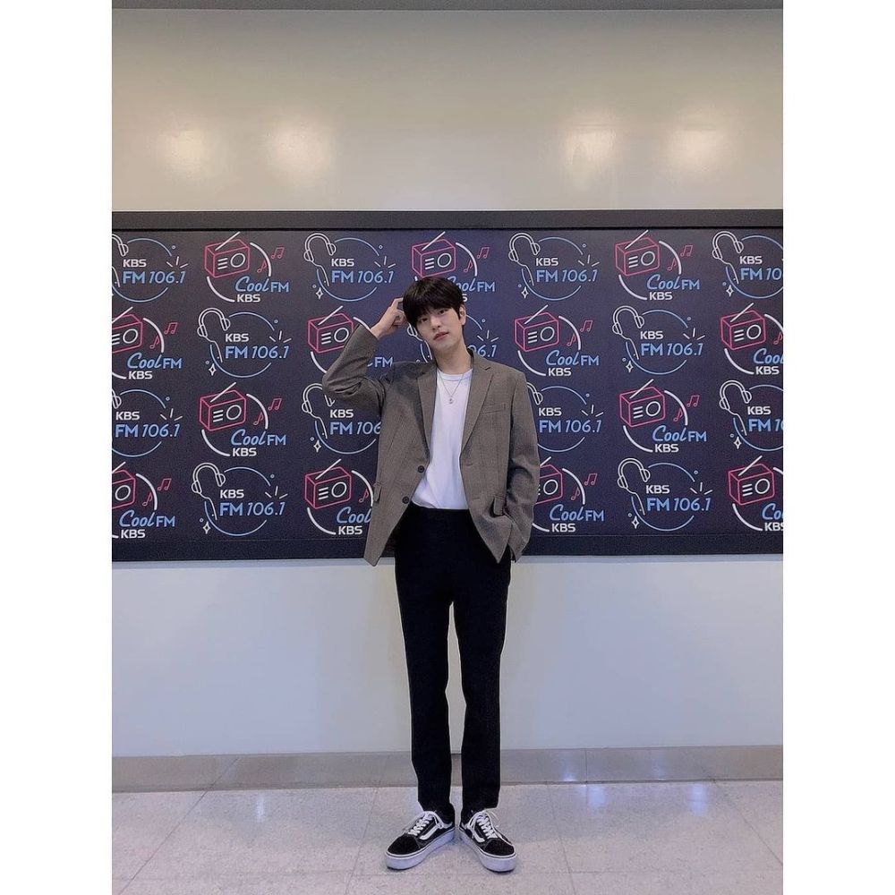 7 Inspirasi Outfit Smart Casual ala Seungmin Stray Kids, Chic Abis!