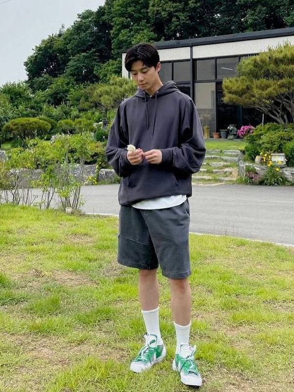 7 Ide Outfit Sporty ala Park Seo Joon, Nyaman buat Daily Wear!