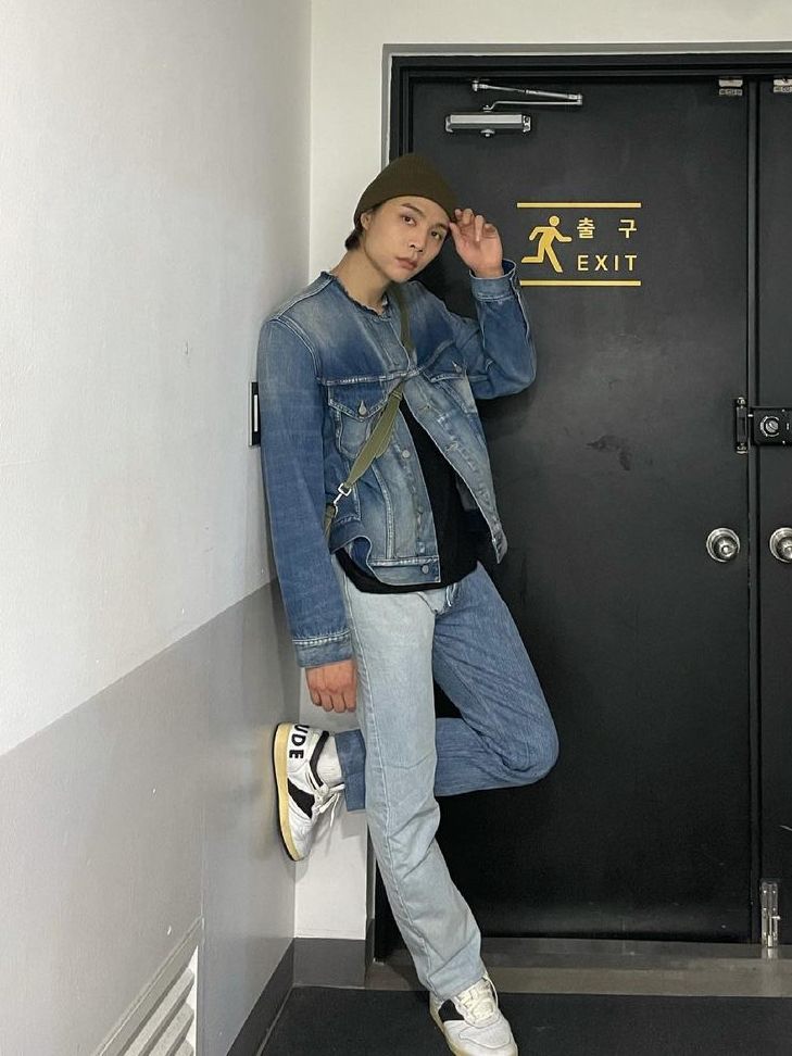 7 Ide Padu Padan Denim Jacket ala Johnny NCT, Trendi Kekinian!