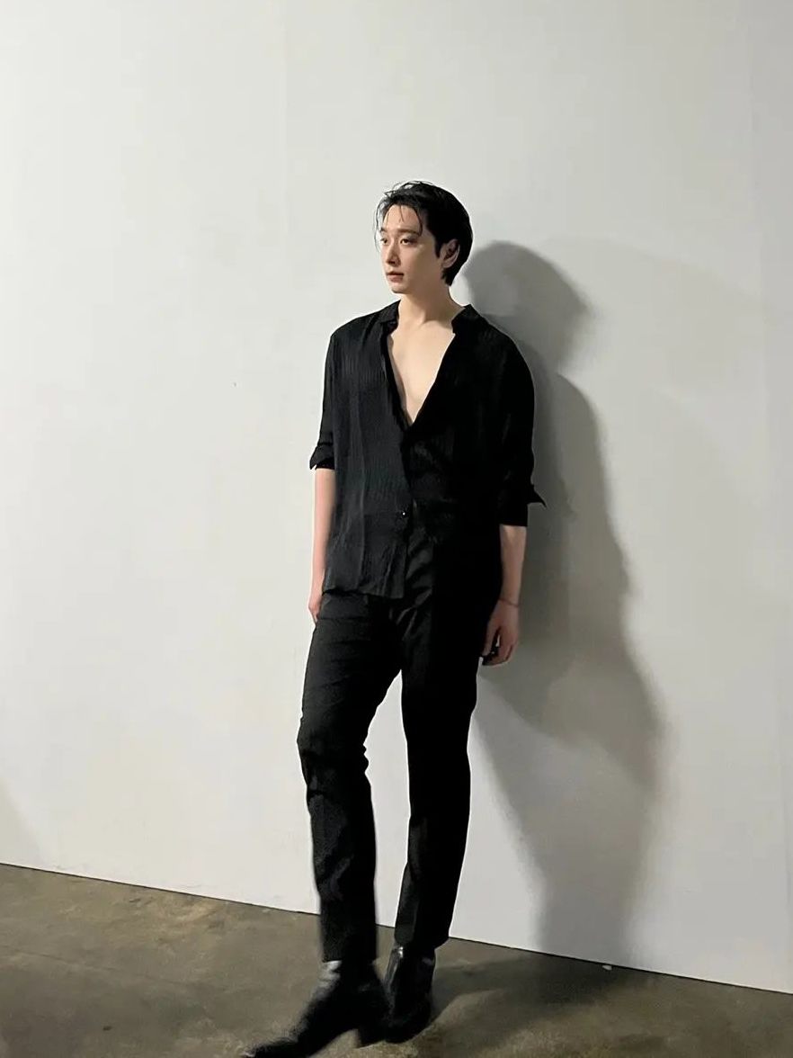 7 Ide OOTD Nuansa Hitam ala Chansung 2PM, Chic khas Cowok Mamba!