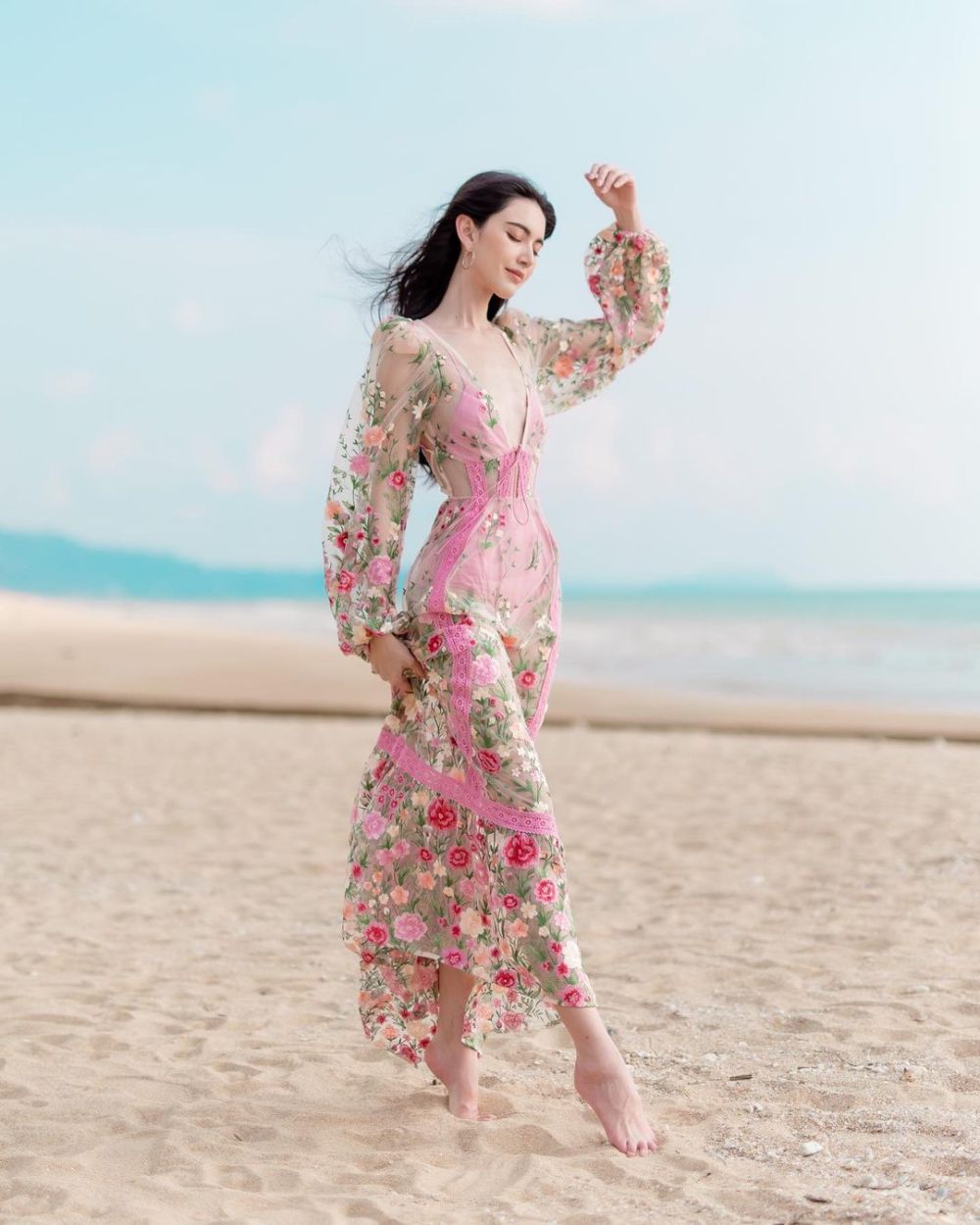 7 Ide Padu Padan Outfit Warna Pink ala Davika Hoorne, Manis!