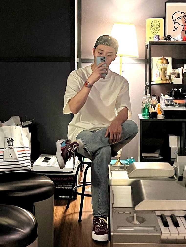 7 Inspirasi OOTD Atasan Putih ala Park Seo Joon, Clean Minimalis!