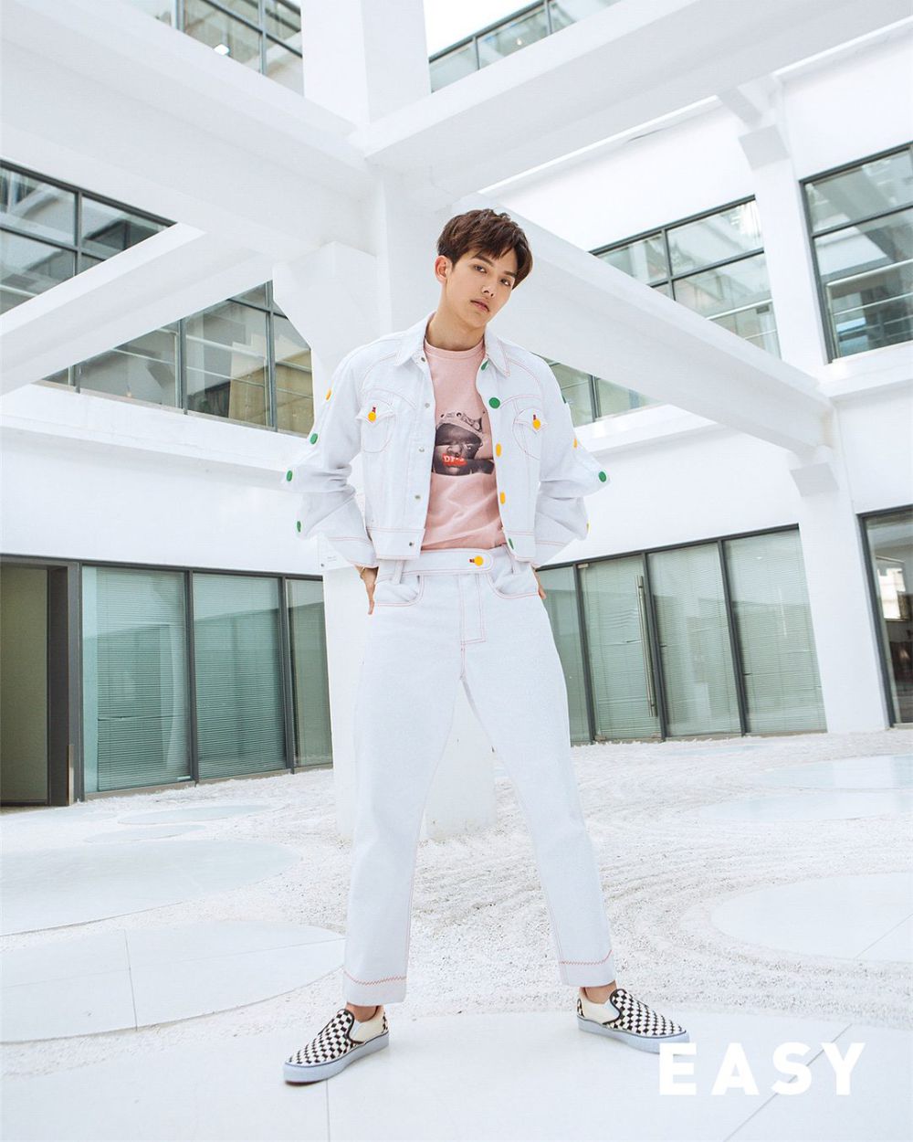 7 OOTD Smart Casual yang Modis ala Riley Wang, Tampilannya Catchy!