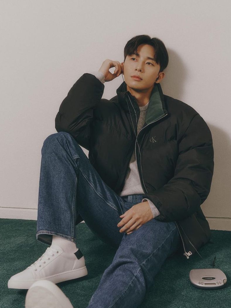 7 Ide Outfit Sporty ala Park Seo Joon, Nyaman buat Daily Wear!