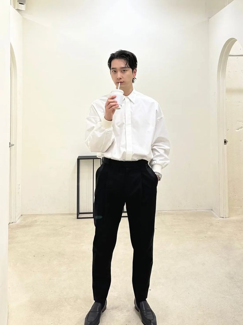 7 Inspirasi OOTD Atasan Putih ala Chansung 2PM, Elegan Berkelas!