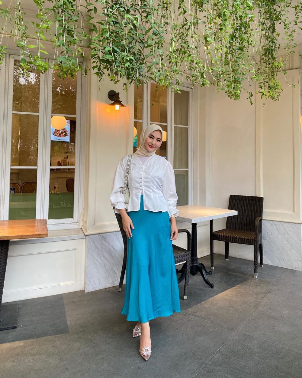 11 Mix and Match Atasan Putih dan Rok ala Intan Ghazella, Chic Abis!