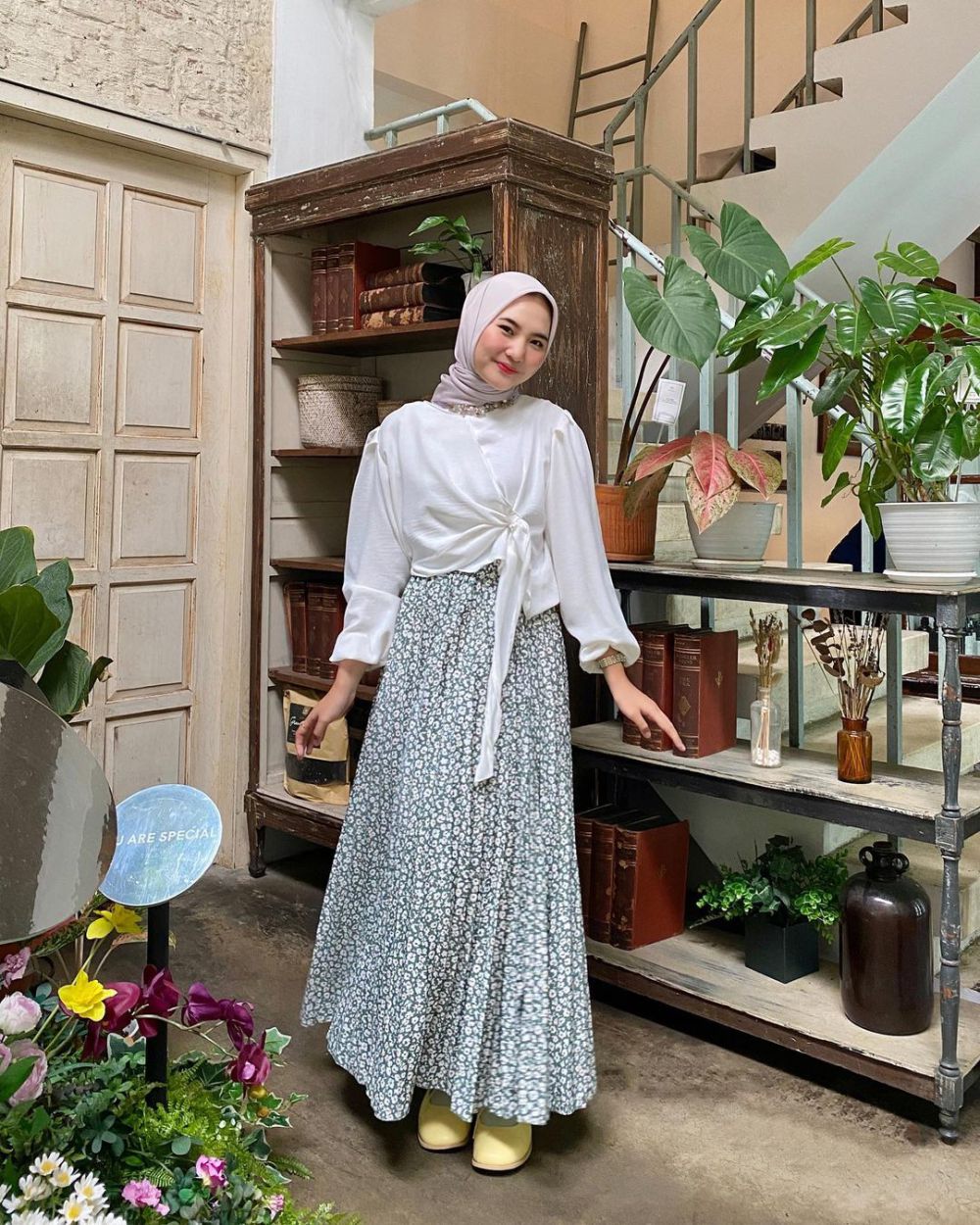 11 Mix and Match Atasan Putih dan Rok ala Intan Ghazella, Chic Abis!