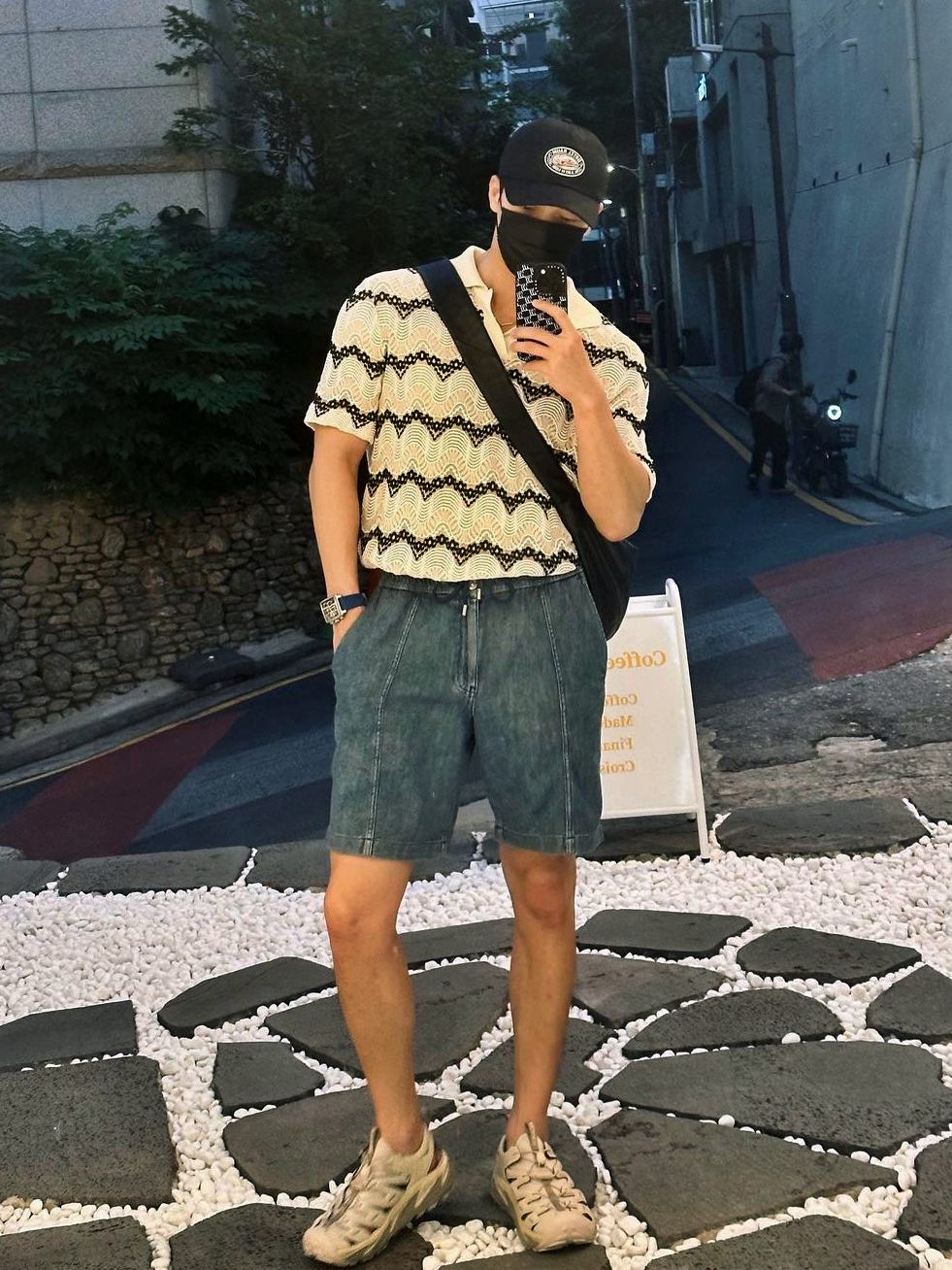 7 Ide Outfit Traveling ala Wi Ha Joon, Liburan Stylish Memorable!