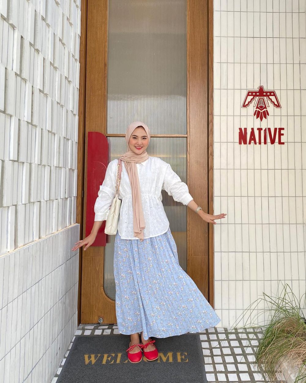 11 Mix and Match Atasan Putih dan Rok ala Intan Ghazella, Chic Abis!