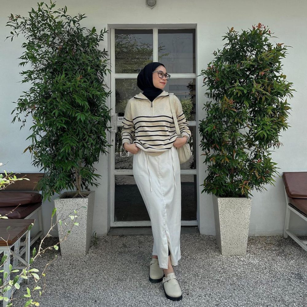 10 OOTD Hijab dengan Rok ala Fitri Hasiani, Ada Beragam Look!