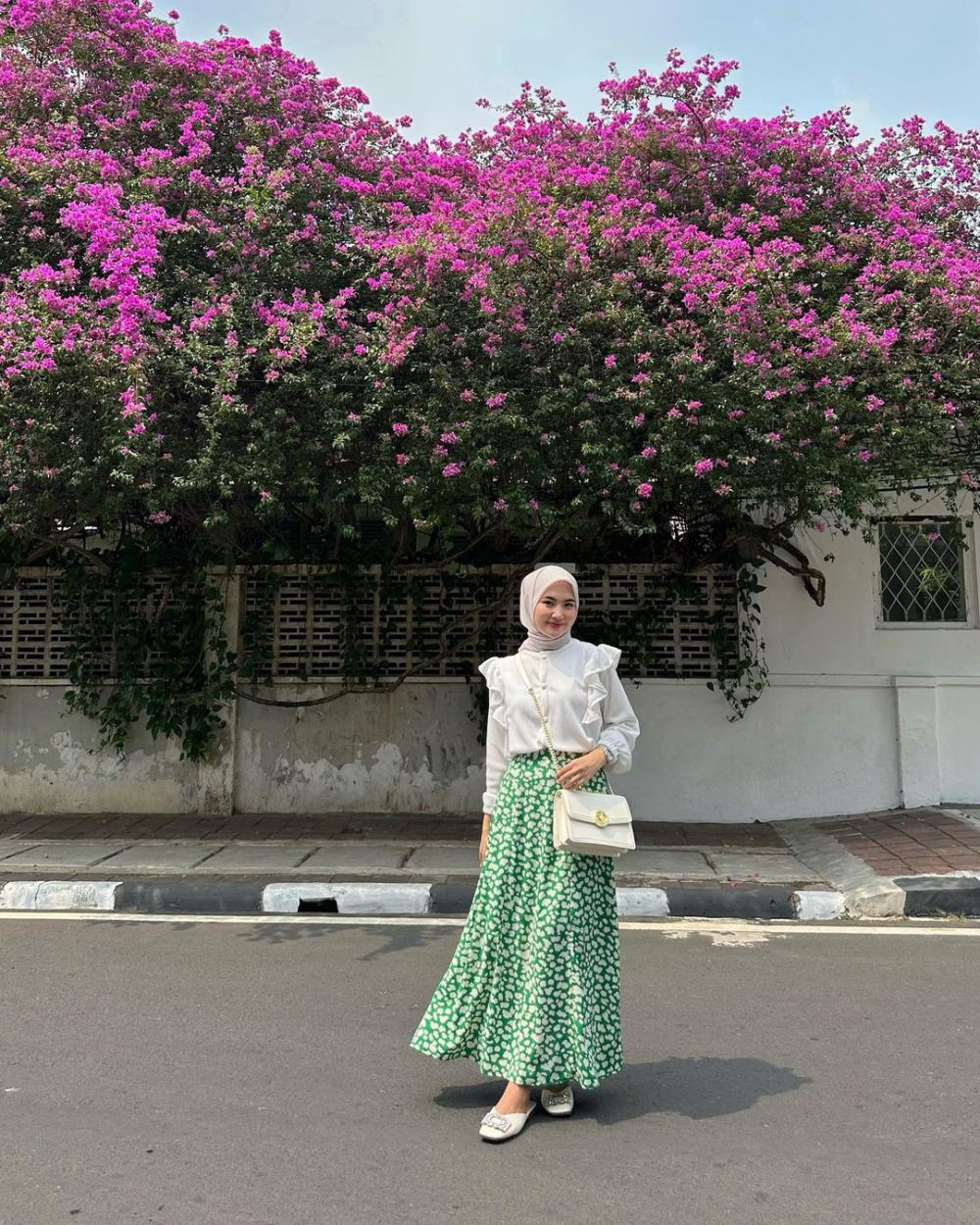 11 Mix and Match Atasan Putih dan Rok ala Intan Ghazella, Chic Abis!