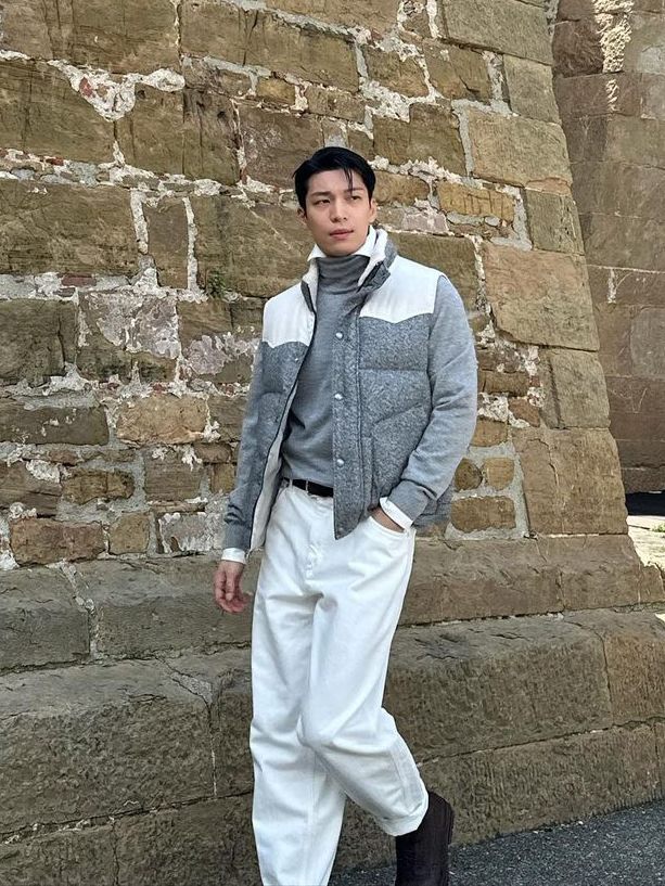 7 Ide Outfit Traveling ala Wi Ha Joon, Liburan Stylish Memorable!